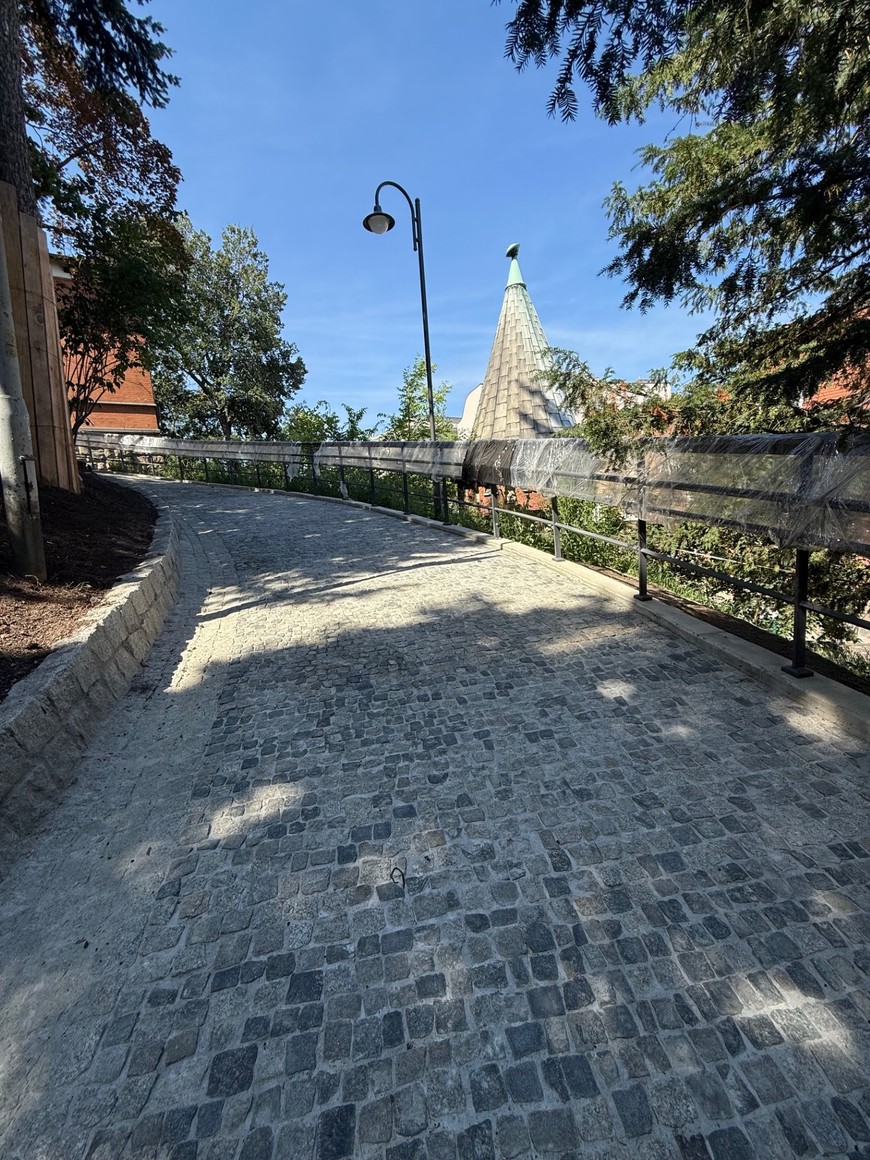 Ścieżka od strony ulicy Nowej czeka na odbiory