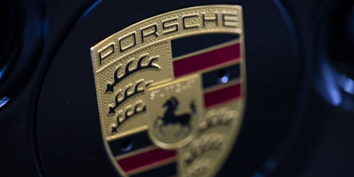 Porsche wzywa do serwisów 340 tys. samochodów. Firma stwierdziła, że przez problem z automatyczną skrzynią biegów, istnieje ryzyko, że zaczną zjeżdżać po zaparkowaniu