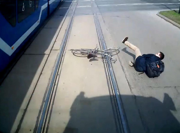 Rowerzysta ścigał się z tramwajem w Krakowie. Dramatyczny finał. WIDEO