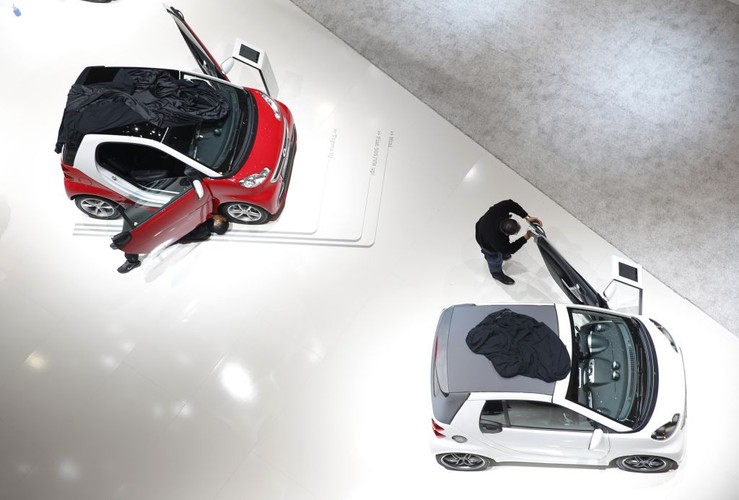 Genewskim targom sprzyja bardzo fakt, że sam gospodarz nie posiada znacznego przemysłu samochodowego. Na zdjęciu: dwa smarty na stanowisku firmy Daimler AG.