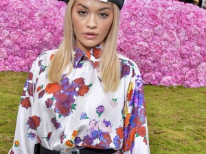 Rita Ora sapkáján nem tudunk nem röhögni...
