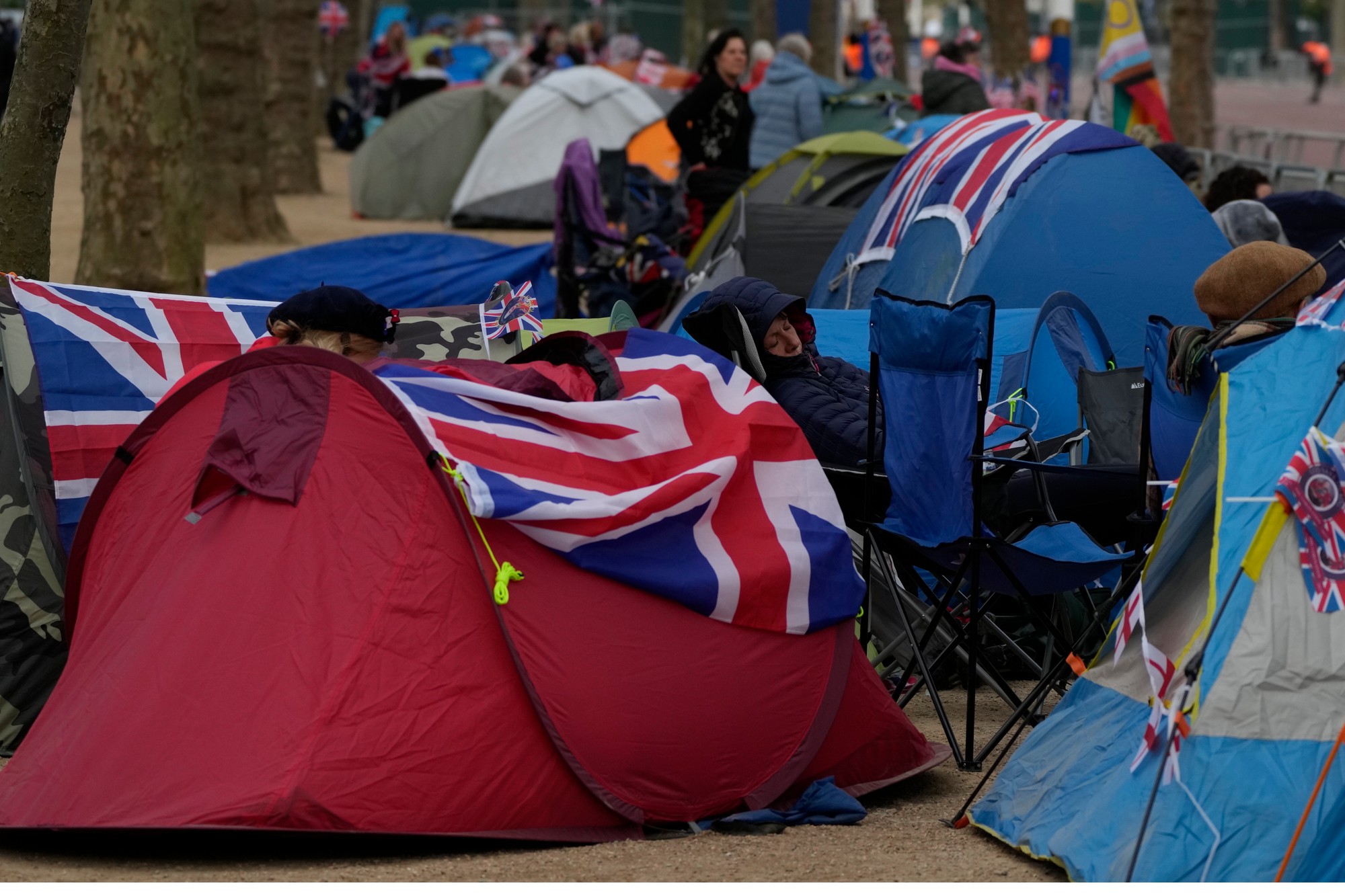 Briti počas príprav na korunováciu.
