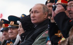 Putin przykryty kocem na paradzie z okazji Dnia Zwycięstwa. Miał też kaszleć i kuleć