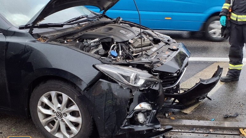 Na diaľnici sa zrazili tri vozidlá. (Ilustračné foto)