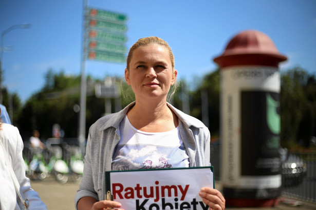 Nowacka podkreśliła, że poniedziałkowy "czarny protest" był sukcesem osób, które demonstrowały przeciwko "barbarzyństwu procedowanemu przez Sejm, cofaniu Polski do średniowiecza, krzywdzeniu kobiet, narażaniu naszego poczucia godności i bezpieczeństwa na szwank".