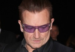 A ty noś okulary od Bono i... pomagaj