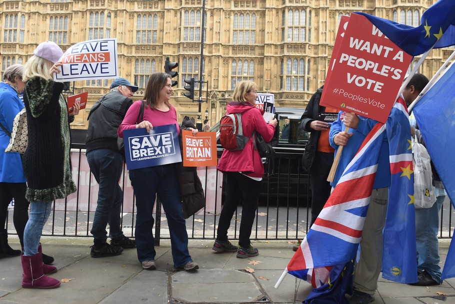 Przeciwnicy i zwolennicy brexitu przed pałacem Westminster. Londyn, 15 listopada 2018 r.