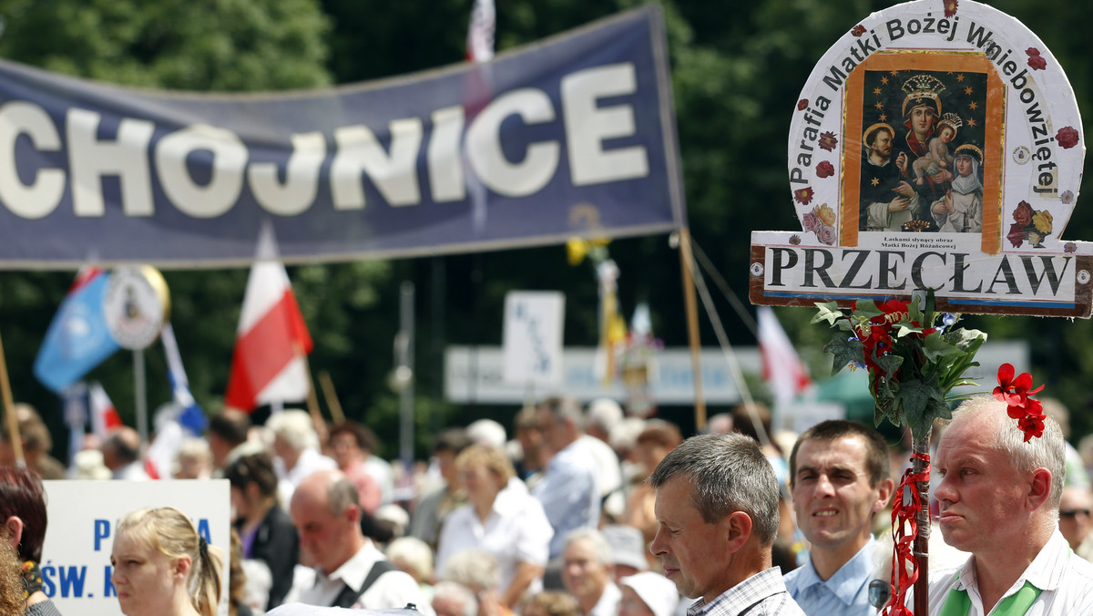 Dziennikarka Polsatu Ewa Żarska wysłała listem poleconym na adres częstochowskiej policji pisemną skargę dotyczącą naruszenia jej nietykalności cielesnej przez uczestnika Pielgrzymki Rodziny Radia Maryja. Pismo dotyczy m.in. uderzenia dziennikarki w twarz.