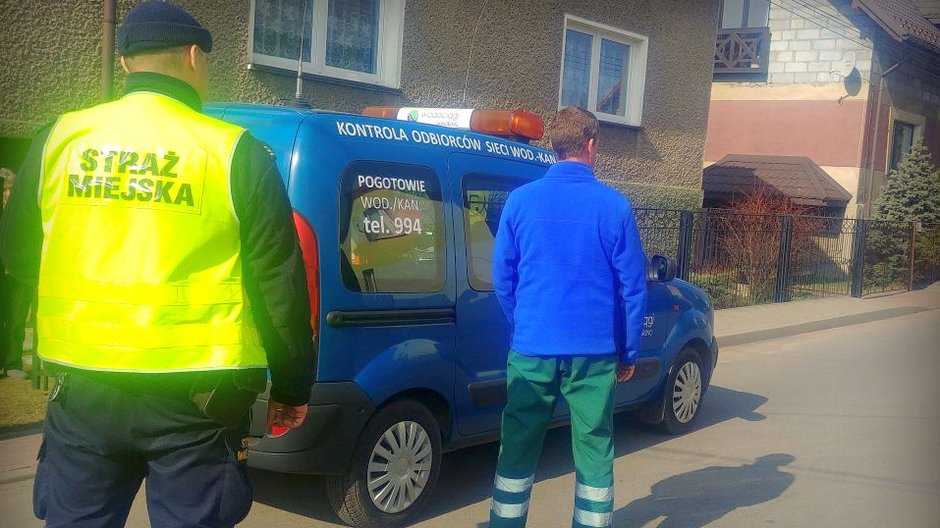 Sprawdzane są min szamba, segregacja odpadów i używany opał