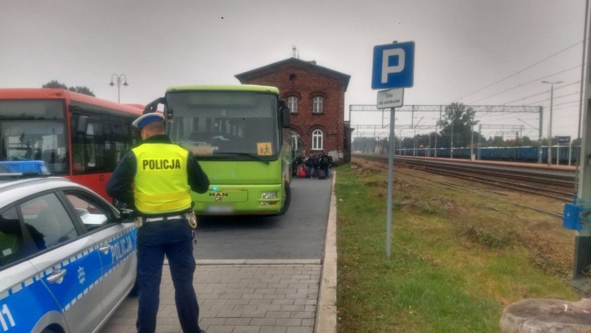 Niesprawny układ pneumatyczny, wycieki płynów, korozja konstrukcji pojazdu – to niektóre z usterek autokaru, który miał przewieźć kilkudziesięciu uczniów z Nowej Soli na wycieczkę w góry. W trasę nie wyruszył po kontroli policjantów – poinformowała w piątek Justyna Sęczkowska z Komendy Powiatowej Policji w Nowej Soli.