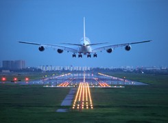 Malaysia Airlines znów w opałach. Steward 'uspokajał' pasażerkę, oskarżyła go o molestowanie