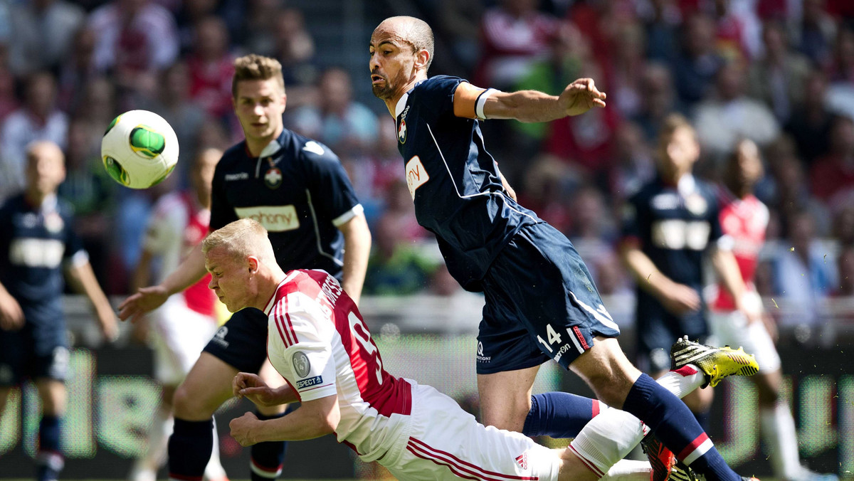 Ajax Amsterdam po zwycięstwie nad Willem II Tilburg 5:0 (2:0) na kolejkę przed końcem sezonu w Eredivisie zapewnił sobie mistrzowski tytuł. To trzecie miestrzostwo Holandii z rzędu dla ekipy z Amsterdamu. W barażach zagra natomiast drużyna Polaków - Roda JC Kerkrade.