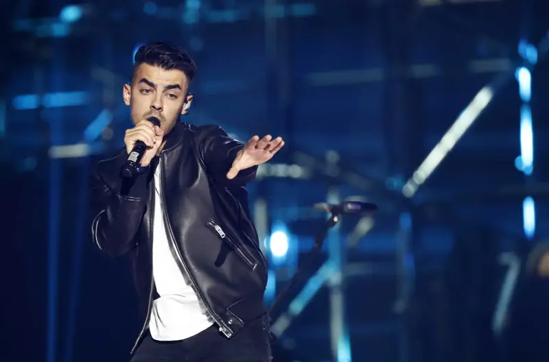 Joe Jonas z DNCE na MTV EMA 2016