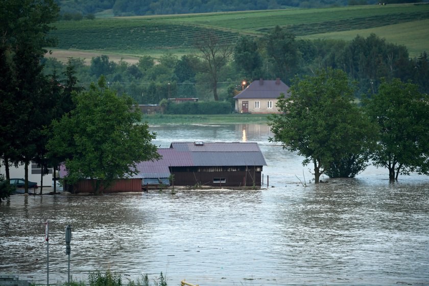 Powódź na Podkarpaciu. Podtopienia domów, zerwany most i zalane drogi