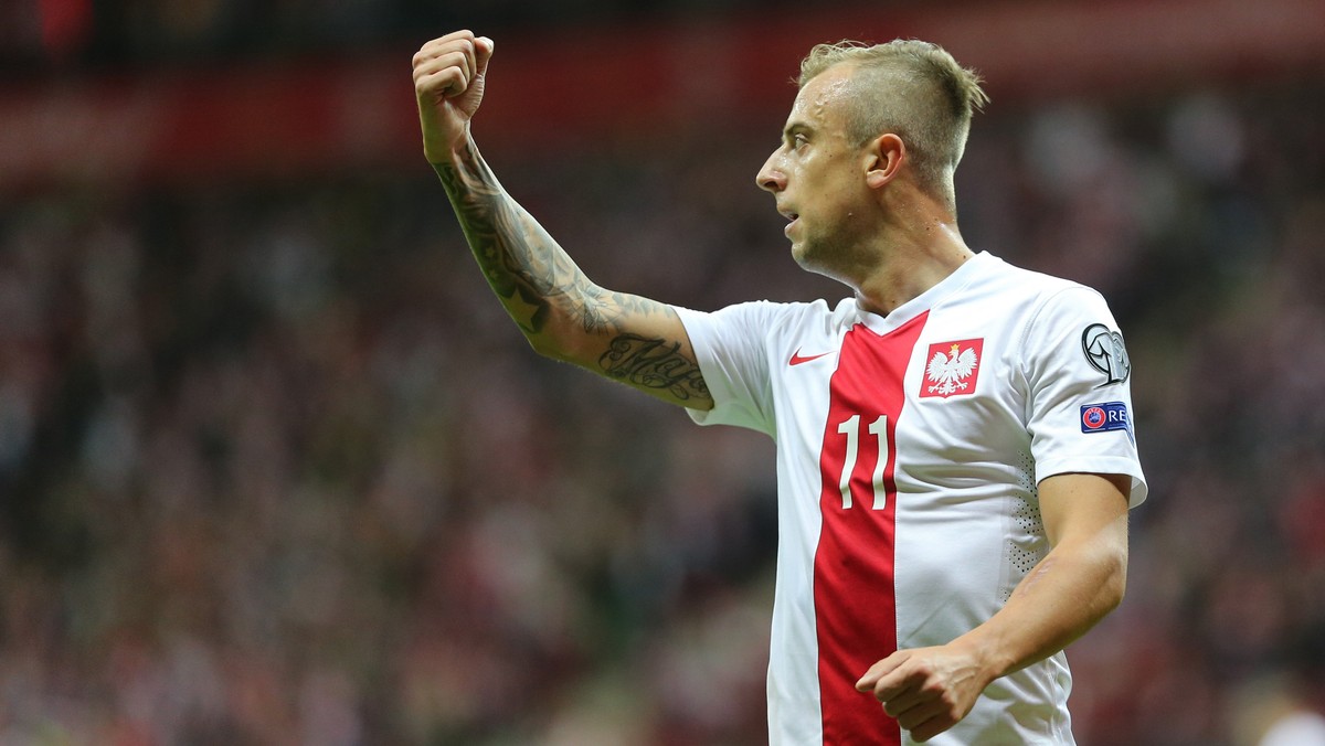 Kamil Grosicki był jednym z bohaterów dwóch ostatnich meczów reprezentacji Polski w eliminacjach Euro 2016. W starciu z Niemcami popisał się kapitalną asystą przy trafieniu Roberta Lewandowskiego, a przeciwko Gibraltarowi zanotował dwa gole i dwie asysty. W klubie jest jednak tylko rezerwowym, co wbrew pozorom nie oznacza, że nie liczy na kolejne szanse od trenera Adama Nawałki. - W tych eliminacjach grałem wszystkie mecze od pierwszej minuty, więc głupio by było, gdybym odpowiedział, że nie czuję się pewniakiem - powiedział w rozmowie z Onetem "Grosik" oraz zdradził, jak zamierza świętować awans na mistrzostwa Europy.