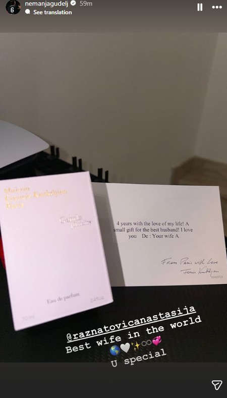 Nemanja Gudelj pokazao poklon