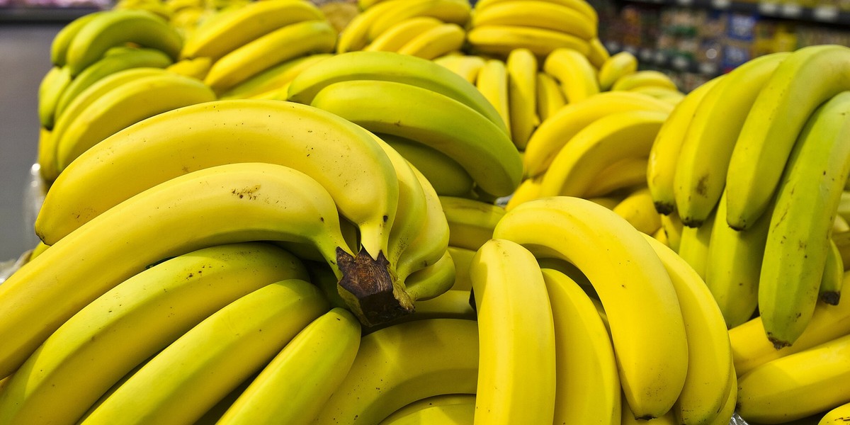 Banany z ukrytą kokainą trafiły do Carrefoura w Warszawie. Pracownicy sklepu o odkryciu "dziwnych zielonych pakunków" ukrytych pod owocami poinformowali kierownictwo sklepu - przekazała sieć. Sprawę bada policja. 