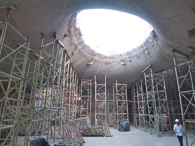Taichung Metropolitan Opera House jest ciąż w budowie. Będzie zawierała trzy sale teatralne. Ma ona budzić skojarzenia z ludzkim układem trawiennym. Pomieszczenia są zaprojektowane tak, aby prowadzić odwiedzających w naturalny sposób z sali do sali, tak jakby odkrywali wnętrze jaskini.