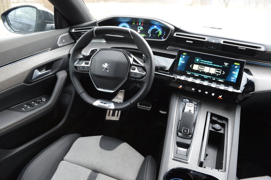 Peugeot 508 SW HYbrid jest równie efektowny na zewnątrz, jak i we wnętrzu. Do wielu rozwiązań w kabinie trzeba się będzie przyzwyczaić.