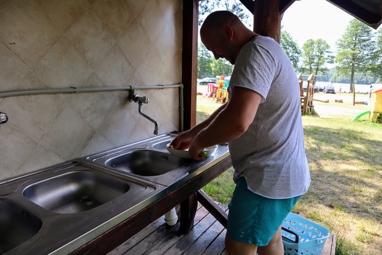 Kamperowicz, który postanowił myć naczynia we wspólnych zlewach