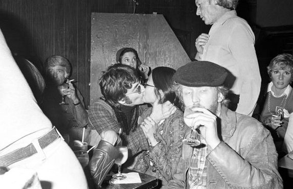 W środku: John Lennon - 1974 r.