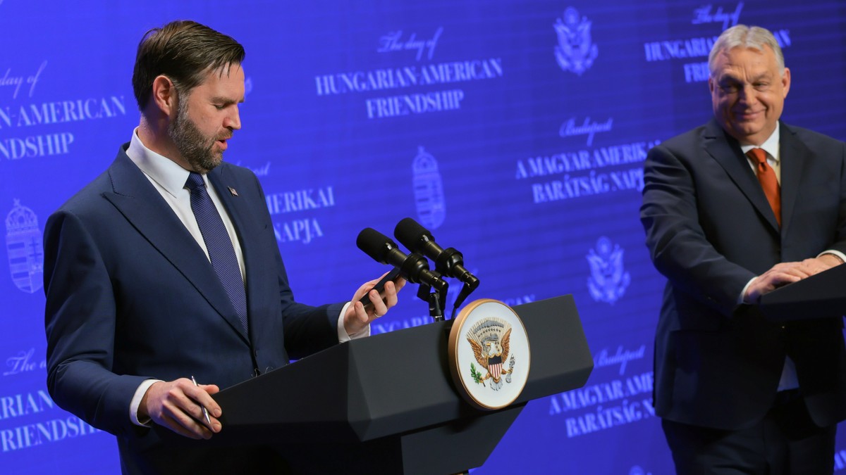 Džej Di Vens proverava telefon nakon pitanja o Iranu tokom konferencije sa Viktorom Orbanom u Budimpešti 7.aprila