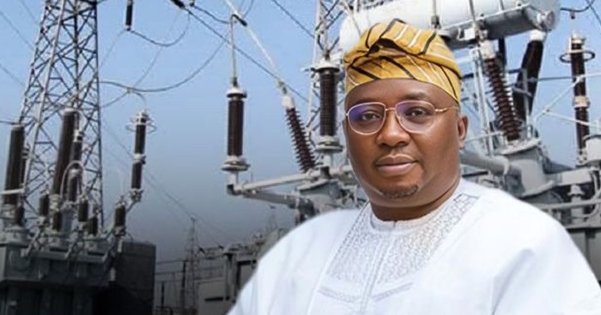 Nakala hiyo inaangazia athari za uharibifu na wizi wa vifaa vya umeme kwenye kukatika kwa gridi ya umeme nchini Nigeria. Serikali ya shirikisho imechukua hatua za kurekebisha hali hiyo, ikiwa ni pamoja na kuunda kamati ya wataalam ili kubaini sababu za kukatika hivi karibuni. Mapendekezo ya kamati yanalenga kuimarisha matengenezo ya kinga, mafunzo ya wafanyakazi na upimaji wa vifaa. Hii inadhihirisha dhamira ya serikali katika kuhakikisha upatikanaji wa umeme wa uhakika kwa wakazi.