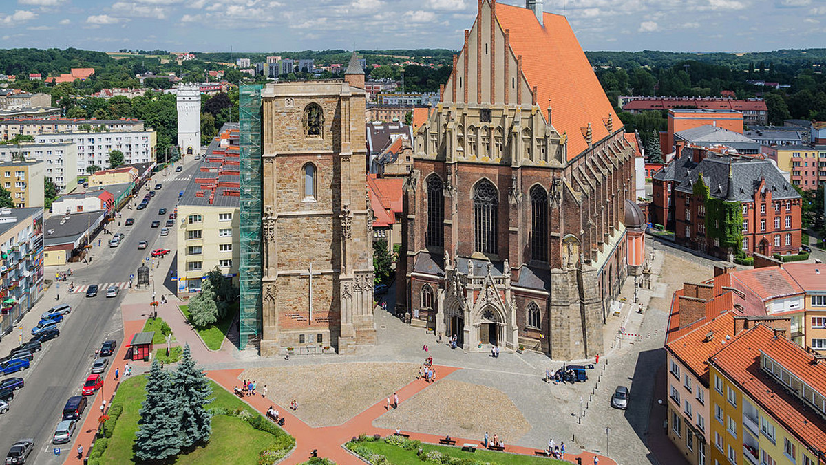 Polska Akademia Nauk przygotowała raport dla potrzeb tzw. Planu Morawieckiego. Znajduje się w nim lista miast uznanych za najbardziej kryzysowe gospodarczo i społecznie. Wśród 23 miejscowości znalazła się Nysa, o czym informuje Radio Opole.