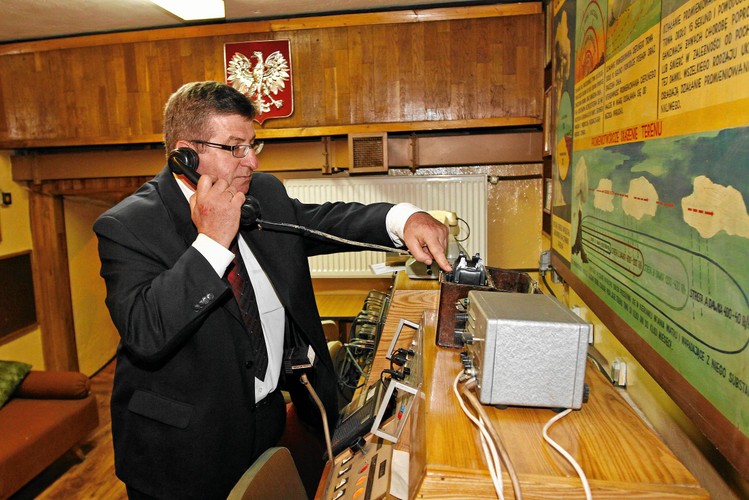 NOWY TARG. Poprzedni burmistrz Marek Fryźlewicz oprowadza po schornie przeciwatomowym z czasów 'zimnej wojny'