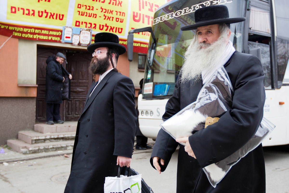 Pielgrzymka chasydów do grobu cadyka Elimeleha Weissbluma w Leżajsku