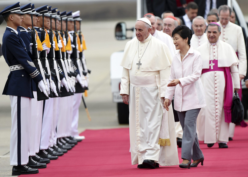 Papież Franciszek wylądował w Korei Południowej, gdzie na lotnisku w Seulu powitała go prezydent Park Gyeun-Hie