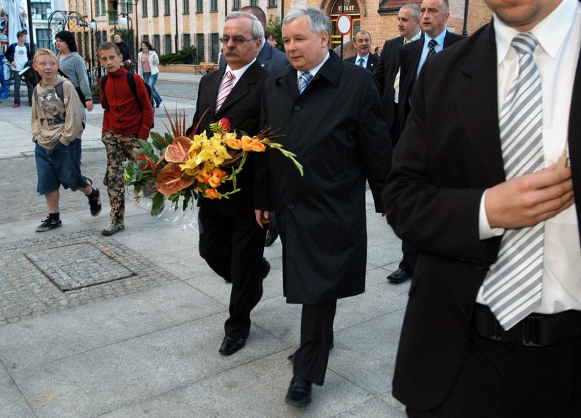 Poseł PiS ukrył to w swoim życiorysie. Strzelał do robotników?