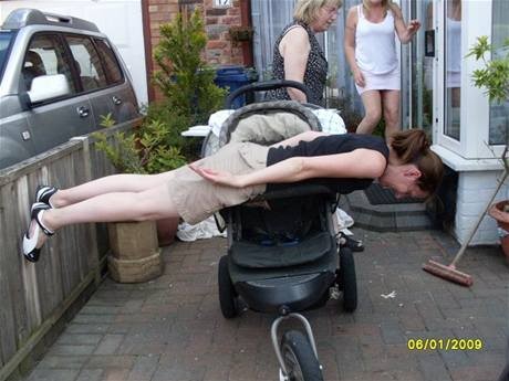 Użytkownicy facebooka znaleźli nową zabawę: prześcigają się w tym, kto zrobi bardziej absurdalne zdjęcie ludzi leżących twarzą w dół. Im dziwniejsze miejsce tym lepiej