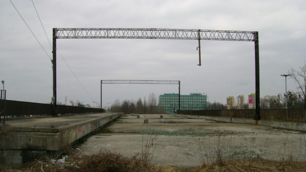 Dokończenie budowy obiektu znalazło się na liście priorytetowych inwestycji kolejowych województwa łódzkiego.