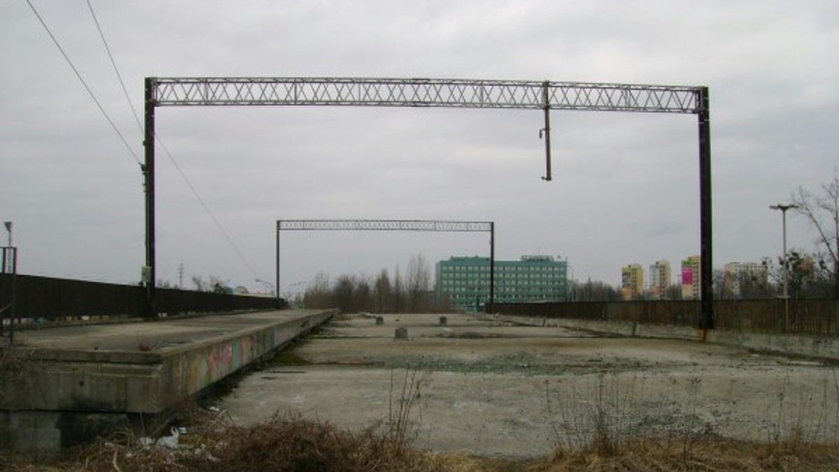 Dokończenie budowy obiektu znalazło się na liście priorytetowych inwestycji kolejowych województwa łódzkiego.