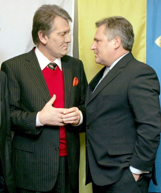 UKRAINE-VOTE-MEDIATORS-YUSHCHENKO-KWASNIEWSKI