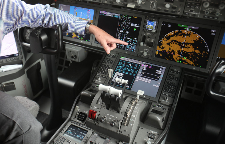 Urządzenia sterownicze i panele kontrolne w samolocie Boeing 787 Dreamliner, fot. Simon Dawson/Bloomberg
