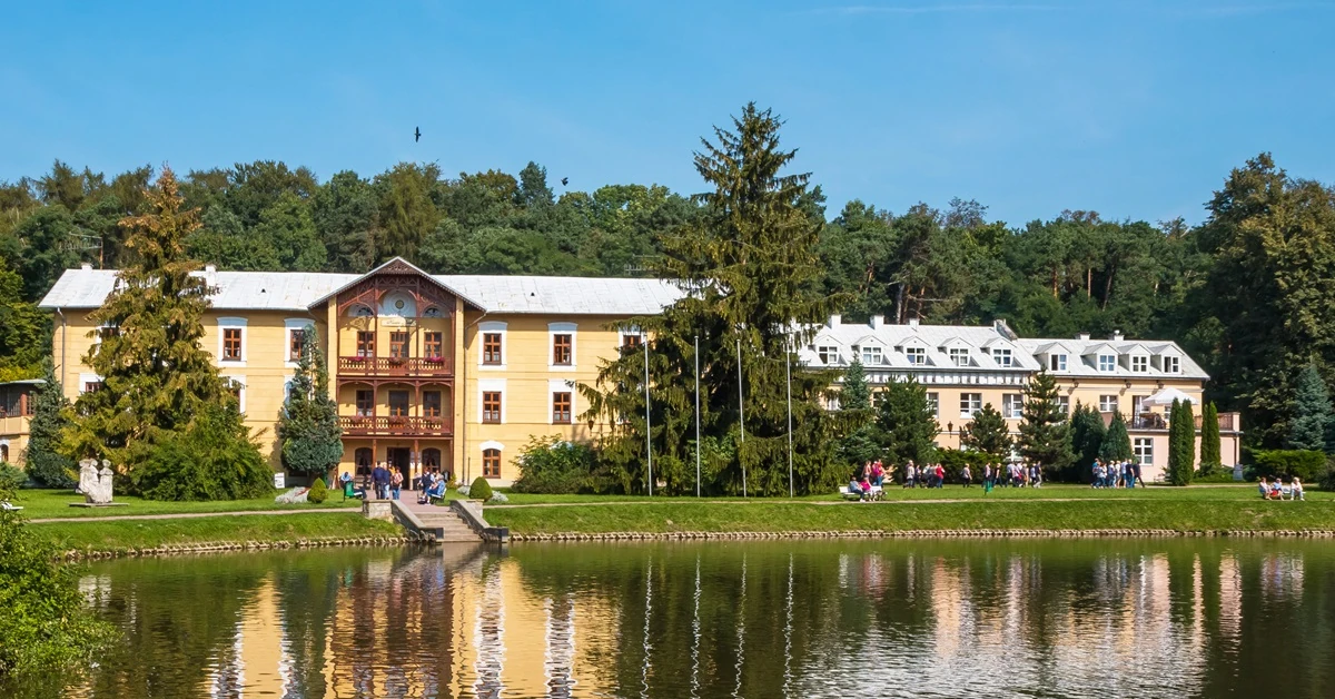 Dopłaty do wakacji i zniżki. Jak seniorzy mogą taniej wyjechać na urlop?