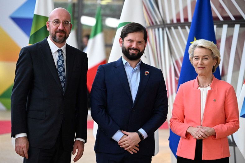 Przewodniczący Rady Europejskiej Charles Michel, prezydent Chile Gabriel Boric i przewodnicząca Komisji Europejskiej Ursula von der Leyen na szczycie Unii Europejskiej oraz Wspólnoty Państw Ameryki Łacińskiej i Karaibów, 17 lipca 2023 r.