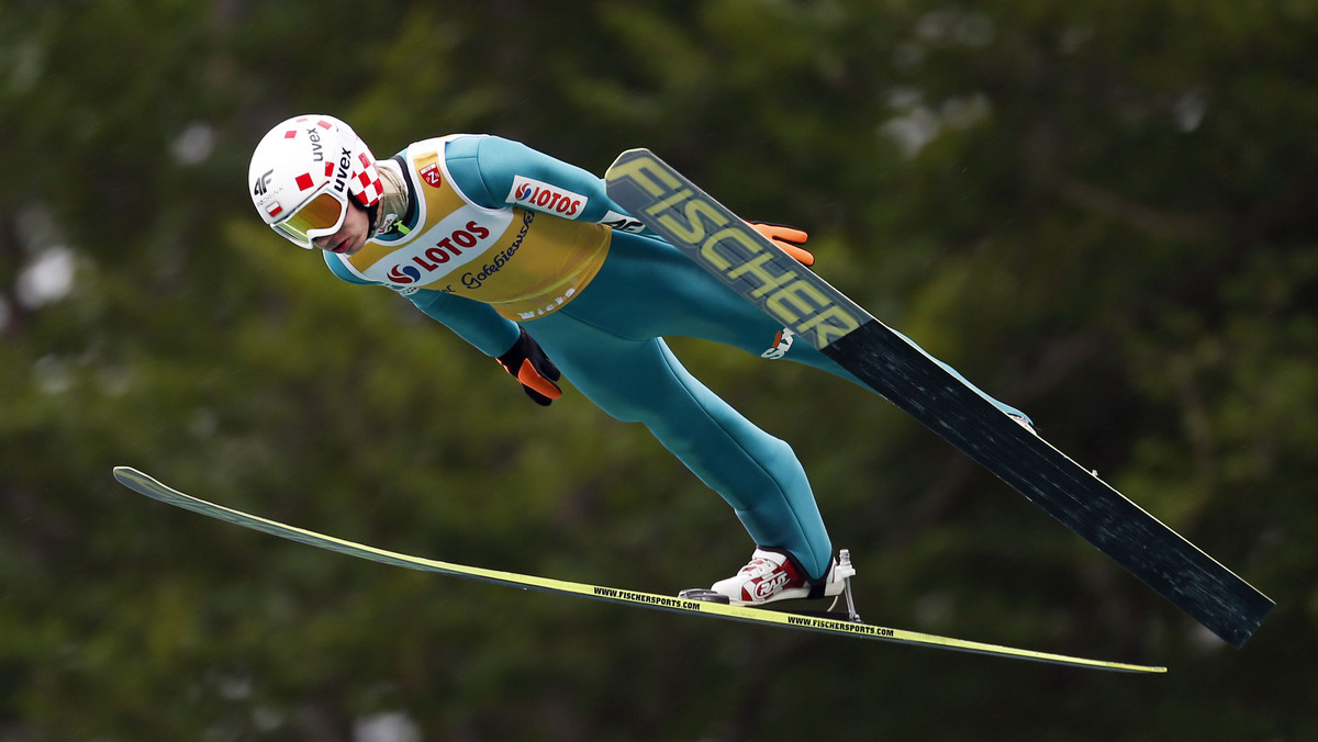 Kamil Stoch wyśmienicie prezentował się na mistrzostwach Polski, a także w dwóch seriach próbnych (126 i 130,5 m) przed czwartkowymi kwalifikacjami do zawodów Letniej Grand Prix. W nich jednak nasz dwukrotny mistrz olimpijski w Soczi popełnił błąd, który ostatnio przytrafia mu się - jak powiedział - coraz częściej.