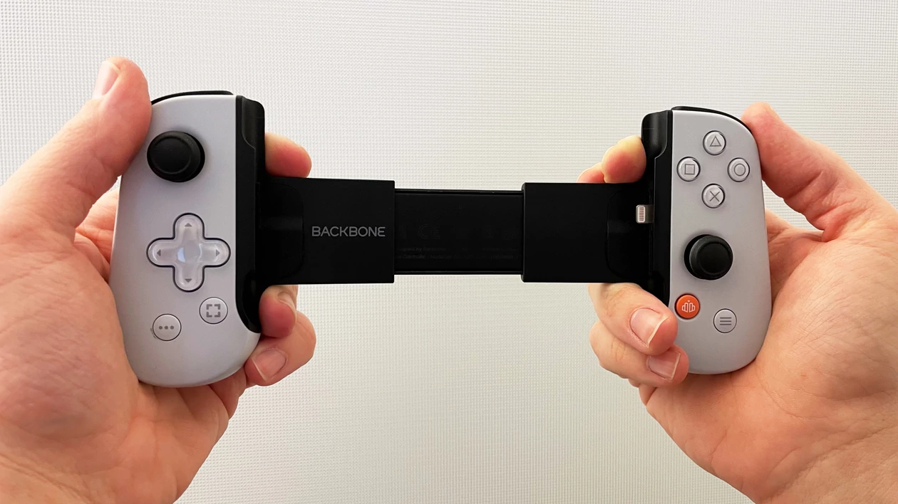 Backbone One PlayStation Edition dobrze leży w dłoni, a do tego jest lekki – waży 140 gramów