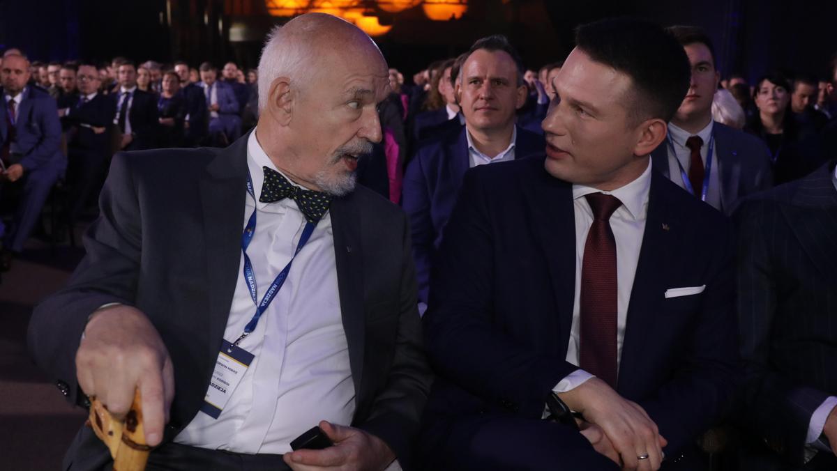 Janusz Korwin-Mikke i Sławomir Mentzen na kongresie partii KORWiN w 2022 r.