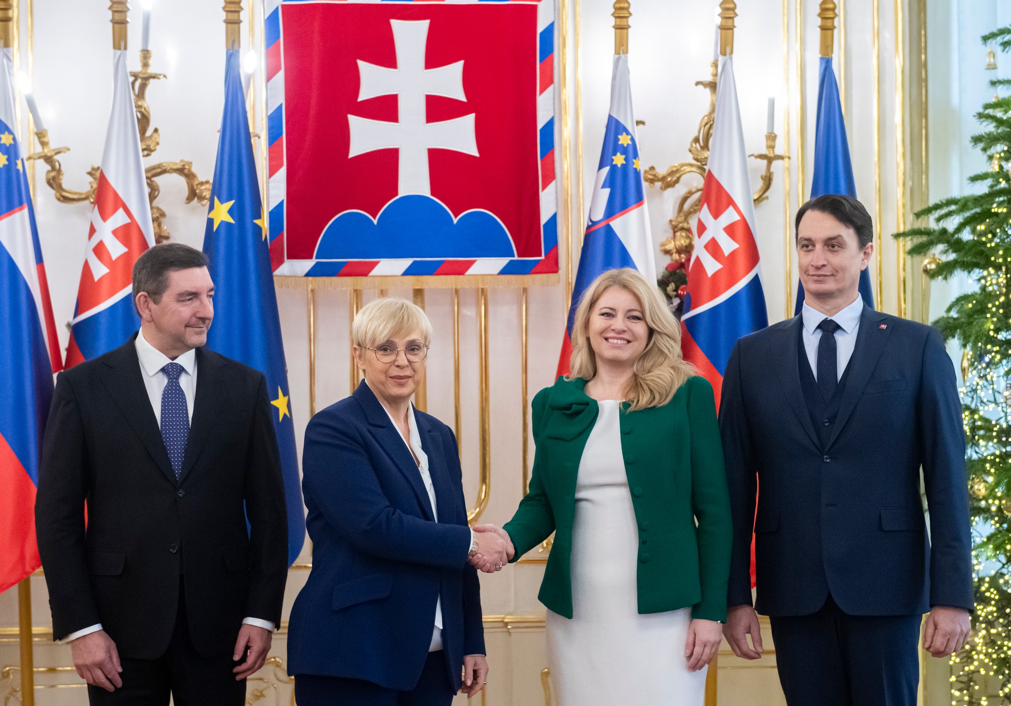 Slovinská prezidentka Nataša Pircová Musarová s manželom Alešom Musarom a Zuzana Čaputová s Jurajom Rizmanom. 