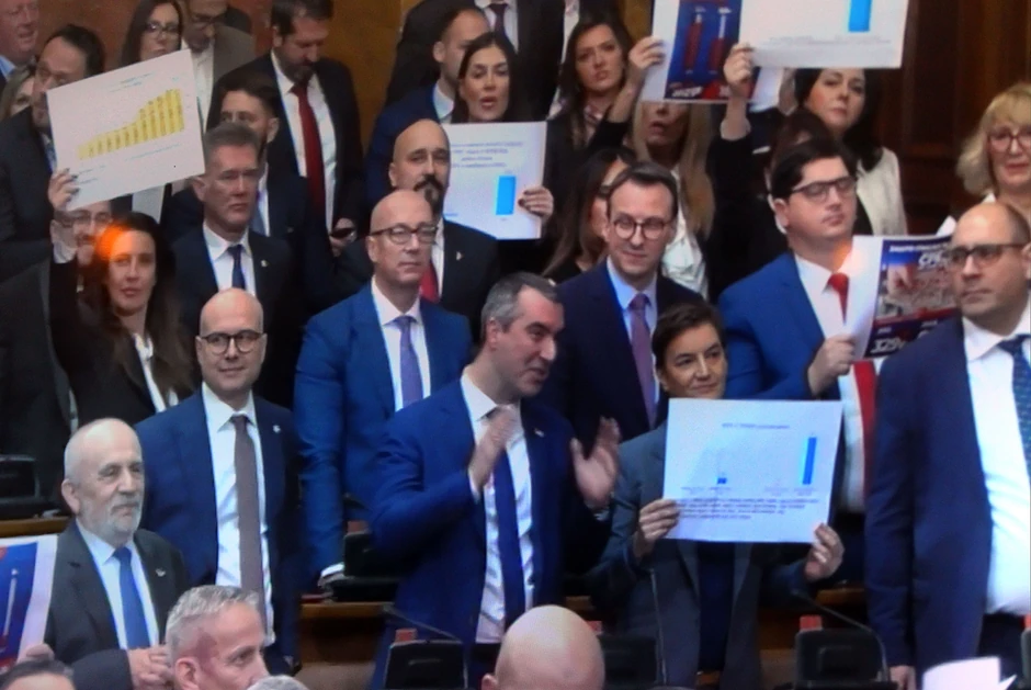 .Poslanici SNS-a držali su plakate sa rezultatima rada vlast u poslednjih 12 godina