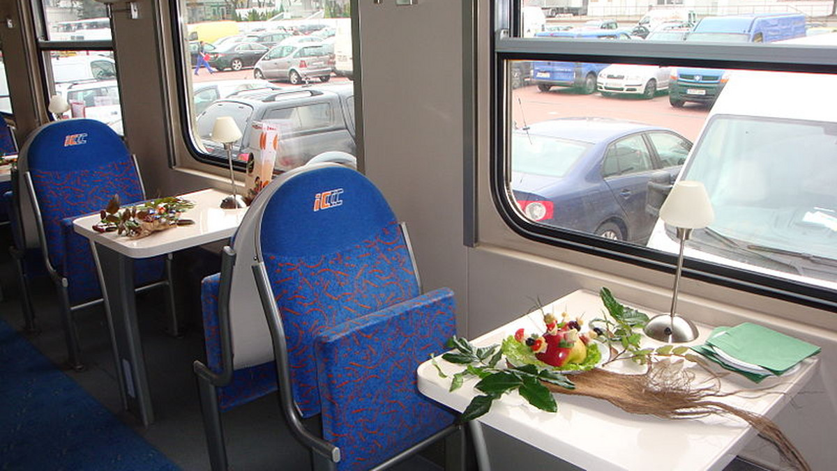 W niektórych pociągach spółki InterCity możemy skorzystać z wagonów gastronomicznych, restauracyjnych lub barowych. Jak się okazuje, obowiązują w nich dość ciekawe przepisy porządkowe.