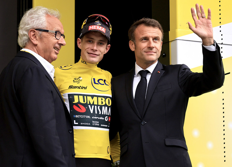 We Francji niespokojnie, a Emmanuel Macron "bawi" na Tour de France
