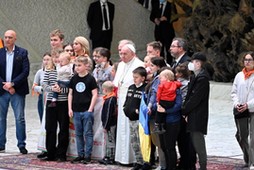 Papież Franciszek z dziećmi z Ukrainy