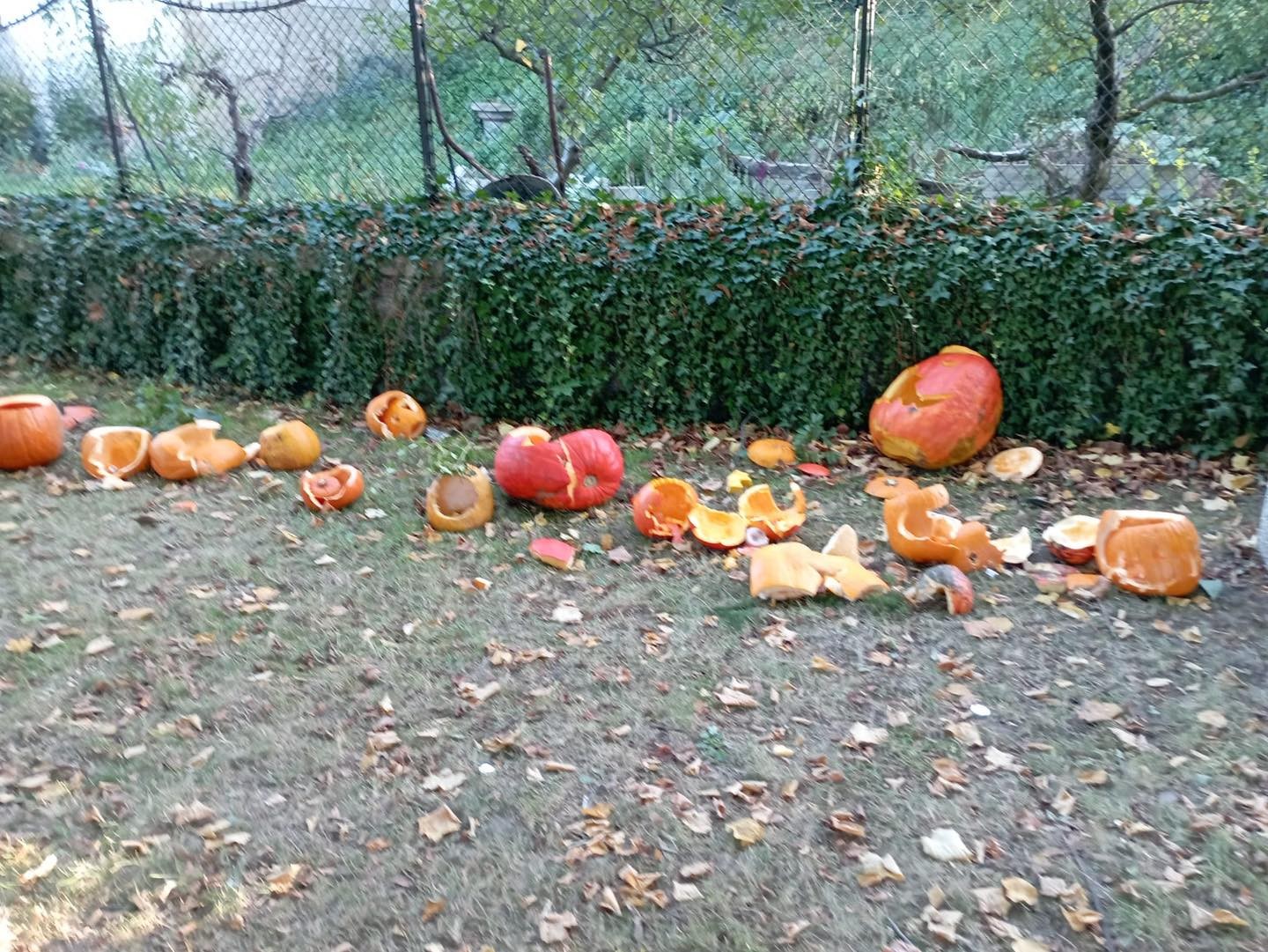 Kňaz zničil halloweensku výzdobu.