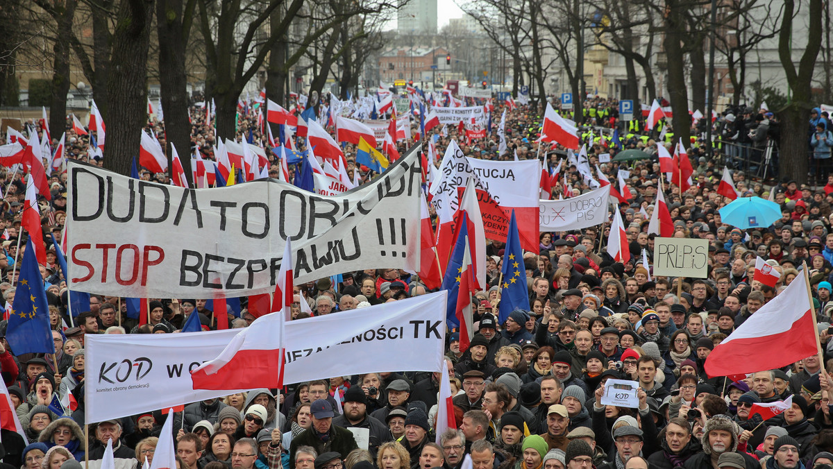 Największe niemieckie gazety piszą o demonstracjach za i przeciw rządowi w Polsce. Komentatorzy zarzucają rządowi PiS łamanie zasady podziału władz i pytają, kiedy UE zareaguje na te przypadki. O "polowaniu na demony" pisze "Frankfurter Allgemeine Zeitung".