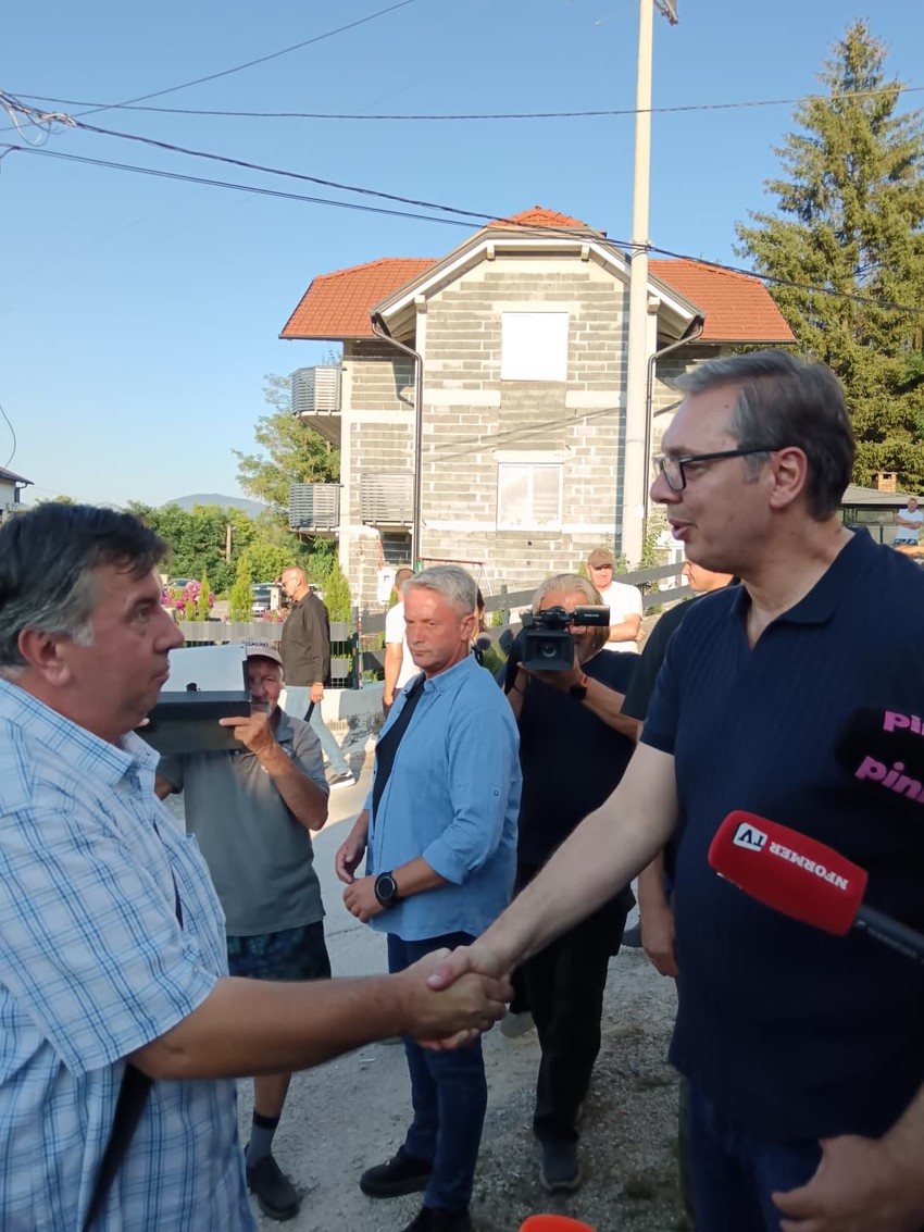 Vučić dočekao građane u porodičnoj kući